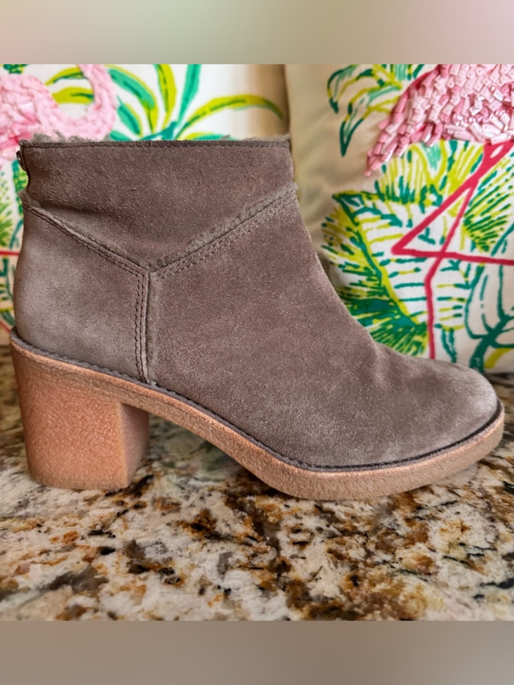 UGG Women’s KASEN Short Ankle Boot Mouse Grey Suede Size 7.5 US